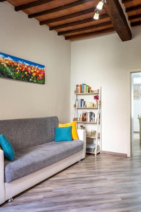 Casa Vacanze L'Angolo Fiorito Bettolle Exterior foto